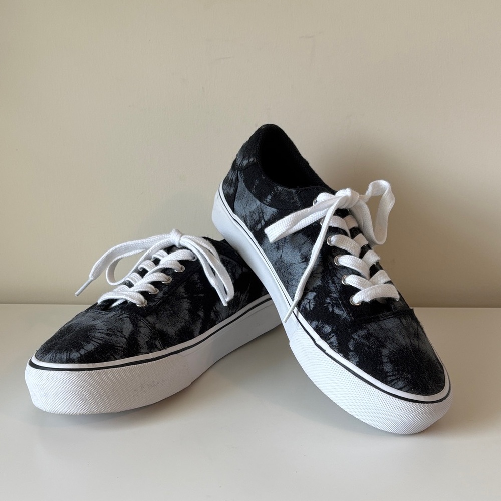 Airwalk Women's Black and White Tie-Dyed Waalya6 Sneakers Size 9.5 EUC